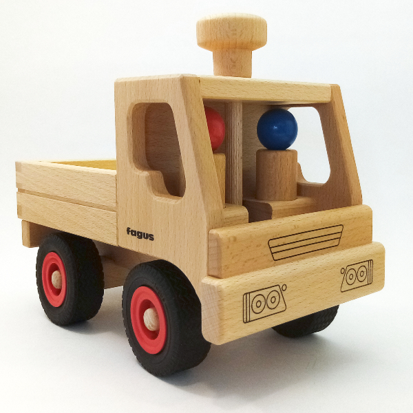 Lenkbarer fagus Unimog von aus Buchenholz mit zwei Holzspielfiguren. 