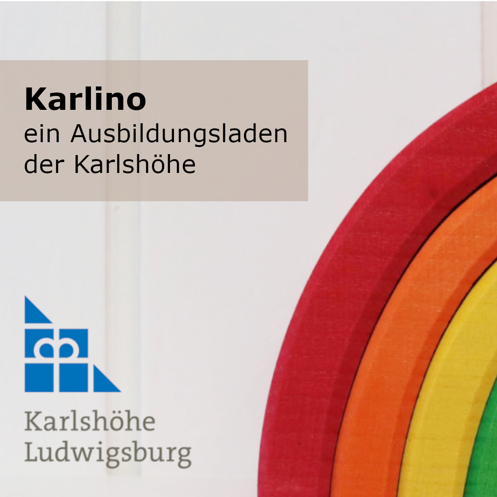 Banner mit dem Text 'Karlino ein Ausbildungsladen der Karlshöhe' links oben, darunter das Logo der Karlshöhe Ludwigsburg. Rechts im Bild ist ein Teil eines halbkreisförmigen, farbenfrohen Holzspielzeugs, das einem Regenbogen ähnelt.