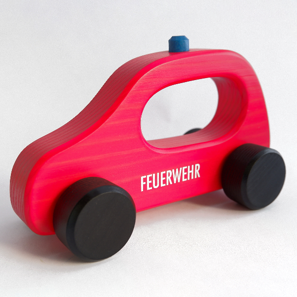 Rotes Holzspielzeug Feuerwehrauto mit schwarzen Rädern und blauem Licht, ideal für Kinder