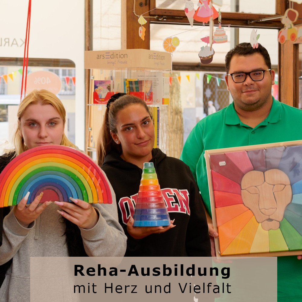 Auszubildende, die Produkte von Karlino halten. Darunter ein Banner  wo draufsteht Reha-Ausbildung mit Herz und Vielfalt.